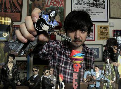 Borja Prieto muestra su colección de  muñecos de músicos.
