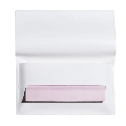 Pureness de Shiseido.
Para quienes buscan el lujo también en este producto: los papeles de retoque masificante de Shiseido están impregnados con un activo altamente eficaz que refresca la piel de manera instantánea. Envueltos en un estuche blanco y sobrio, el pack incluye 100 hojas.