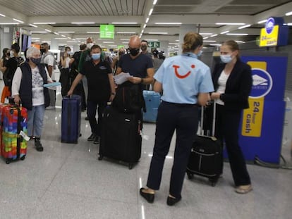 Viajeros alemanes atendidos por personal de TUI a su llegada al aeropuerto de Palma de Mallorca