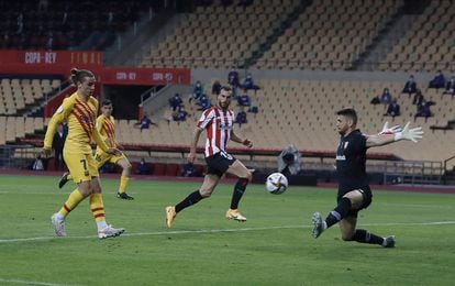 Griezmann bate a Unai Simón en el 1-0, este sábado en La Cartuja. / ALEJANDRO RUESGA