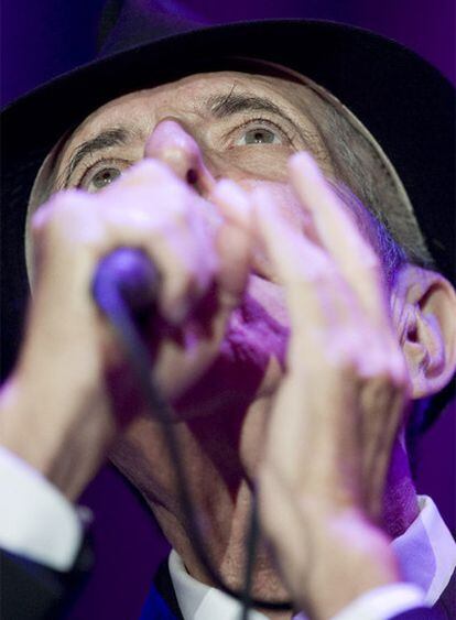 Leonard Cohen, en un momento de su actuación en el velódromo Luis Puig de Valencia