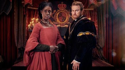 Jodie Turner-Smith como Ana Bolena y Mark Stanley como Enrique VIII en la serie de Channel 5 que llega a España a través de HBO.