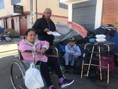 En Tacna, la ciudad fronteriza de Perú con Chile, cientos de venezolanos esperan poder cruzar hacia el país sureño y empezar una nueva vida.