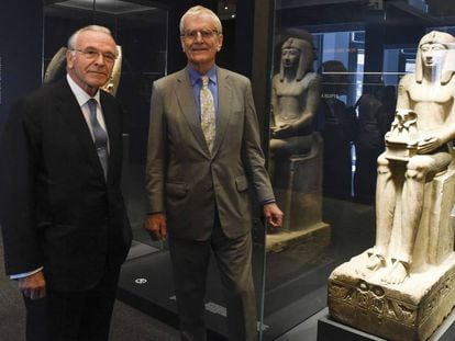 El presidente de la Fundación Bancaria La Caixa, Isidro Fainé (izquierda) y el presidente del Patronato del British Museum, Richard Lambert, este viernes en el CaixaForum Barcelona.