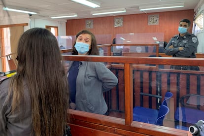 La cooperante española Juana Ruiz asiste desde el banquillo a una sesión, en el tribunal militar israelí de Ofer (Cisjordania).
