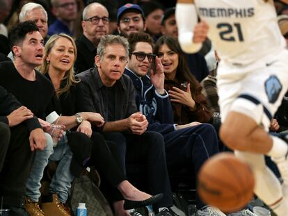 NEW YORK, NEW YORK - NOVEMBER 27: Christine Taylor, Ben Stiller, Pete Davidson y Emily Ratajkowski en la primera fila del Madison Square Garden en el partido entre Memphis Grizzlies y New York Knicks el 27 de noviembre.