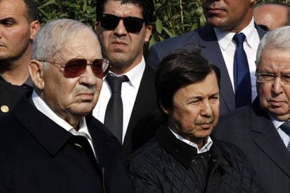 Ahmed Gaid Salah (izquierda), junto a Said Bouteflika (derecha), en enero de 2017.