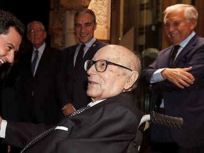 El presidente del Gobierno de Andalucía, Juanma Moreno, saluda al profesor Manuel Clavero Arévalo, antes del homenaje que Clavero recibió en julio de 2019.