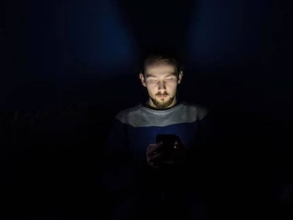 Algunos usuarios ya han recibido en sus móviles el modo oscuro de Facebook