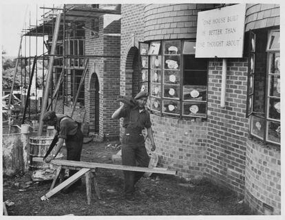 Soldados británicos ayudan a la reconstrucción de edificios tras la Segunda Guerra Mundial.
