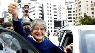 El candidato electoral Guillermo Lasso saluda a sus simpatizantes el 12 de febrero, en Quito.