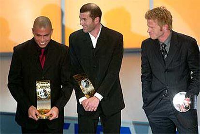 De izquierda a derecha, Ronaldo, Zidane y Khan, tras recibir sus respectivos premios de la FIFA.