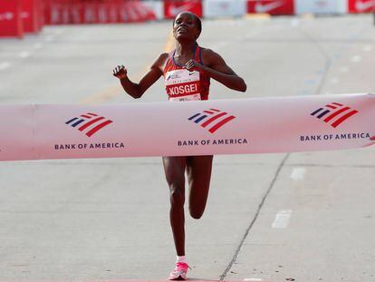 Brigid Kosgei cruza la meta en Chicago.