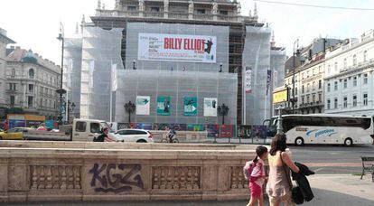 Carteles de 'Billy Elliot' en la Ópera de Budapest.