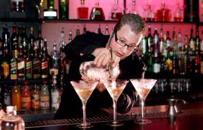 Un camarero prepara unos cócteles en la barra de un bar. EFE/Archivo