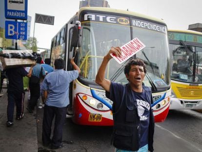 Un autob&uacute;s en Lima.