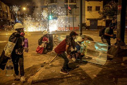 Enfrentamientos entre manifestantes y policías antidisturbios este sábado en el centro de Lima (Perú).