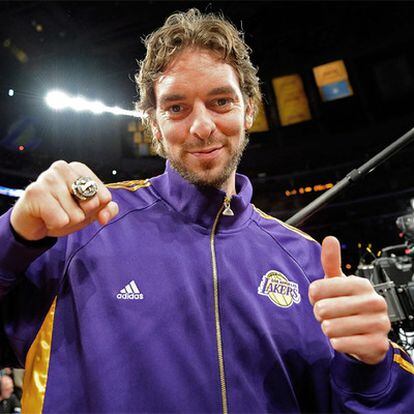 Pau Gasol sonríe tras recibir el anillo de campeón de la NBA con los Lakers de Los Ángeles.