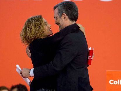 La ministra en funciones Meritxell Batet se abraza este domingo con el senador electo Manuel Cruz, en un acto del PSOE en Barcelona.