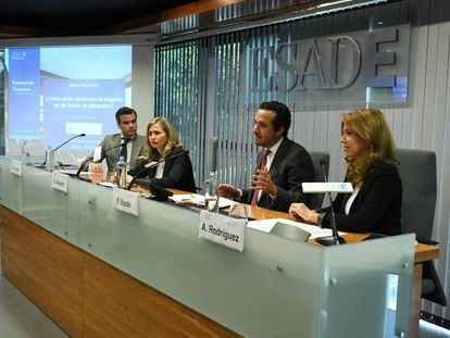 De izquierda a derecha: Miguel Verger (Linklaters), Eugenia Navarro (Esade), Fernando Bazán (Deloitte) y Almudena Rodríguez (Uría Menéndez).