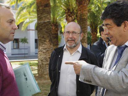 Valderas (derecha), con parlamentarios de IU.