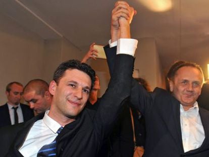 El l&iacute;der del partido Most, Bozo Petrov (izquierda), y su n&uacute;mero dos, Drago Prgomet, este lunes en Zagreb (Croacia).