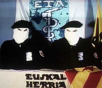 Los dos encapuchados de ETA, durante la lectura del comunicado emitido por la televisión pública vasca.