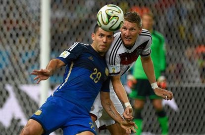 Agüero compite con el centrocampista alemán Bastian Schweinsteiger.