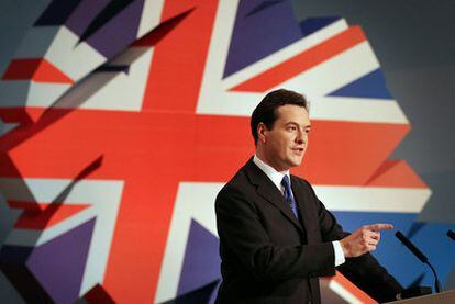 El ministro de Hacienda, George Osborne, se dirige al congreso conservador, ayer en Birmingham.