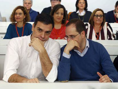 El secretari general del PSOE, Pedro Sánchez (esq) i el secretari d'Organització, César Luena, durant la reunió del Comité Federal a Madrid.