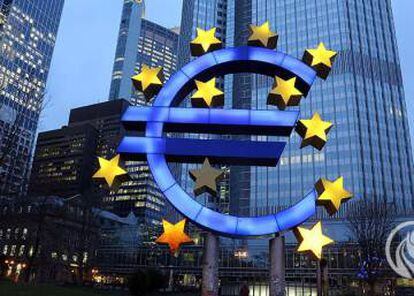 Símbolo del euro en la entrada al BCE