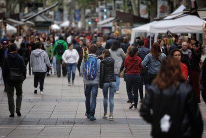 La jornada de Sant Jordi en La Rambla de Barcelona.