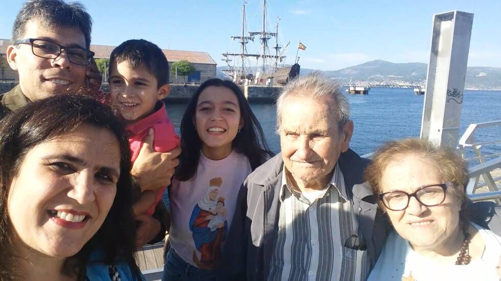 Esteban Janeiro Santiago (segundo por la dcha.) con su familia.