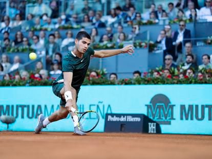 Carlos Alcaraz devuelve una bola a Zverev, este domingo, durante el partido del Mutua Madrid Open.