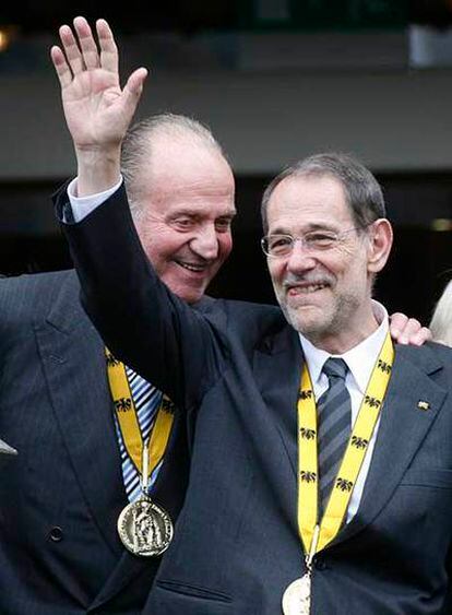 El rey Juan Carlos felicita a Javier Solana por el galardón.