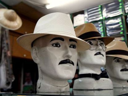 Modelos a la venta en la sombrerer&iacute;a San Miguel, en el centro de Bogot&aacute; (Colombia).