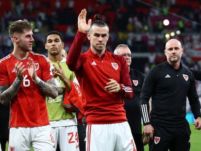 Gareth Bale saluda a los aficionados galeses después del partido.