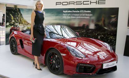 Sharapova posa junto a un Porsche en París, el año pasado.