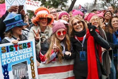 Gloria Steinem saluda a las manifestantes durante la Marcha de las Mujeres en Washington, el 21 de enero de 2017.