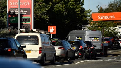 Una cola para echarse gasolina en Tonbridge, sureste de Inglaterra.