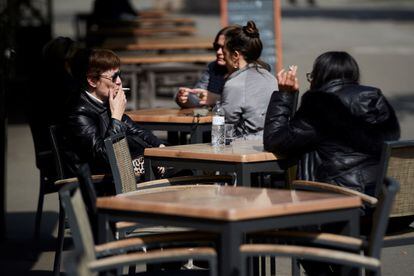 Dos mujeres fuman en una terraza de Barcelona.