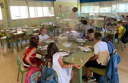 Niños separados individualmente por mamparas en el comedor del colegio A Ponte, en Lugo.