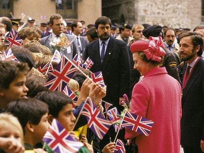 Niños españoles saludan a Isabel II en su visita a Madrid. La acompaña el entonces alcalde, Juan Barranco.