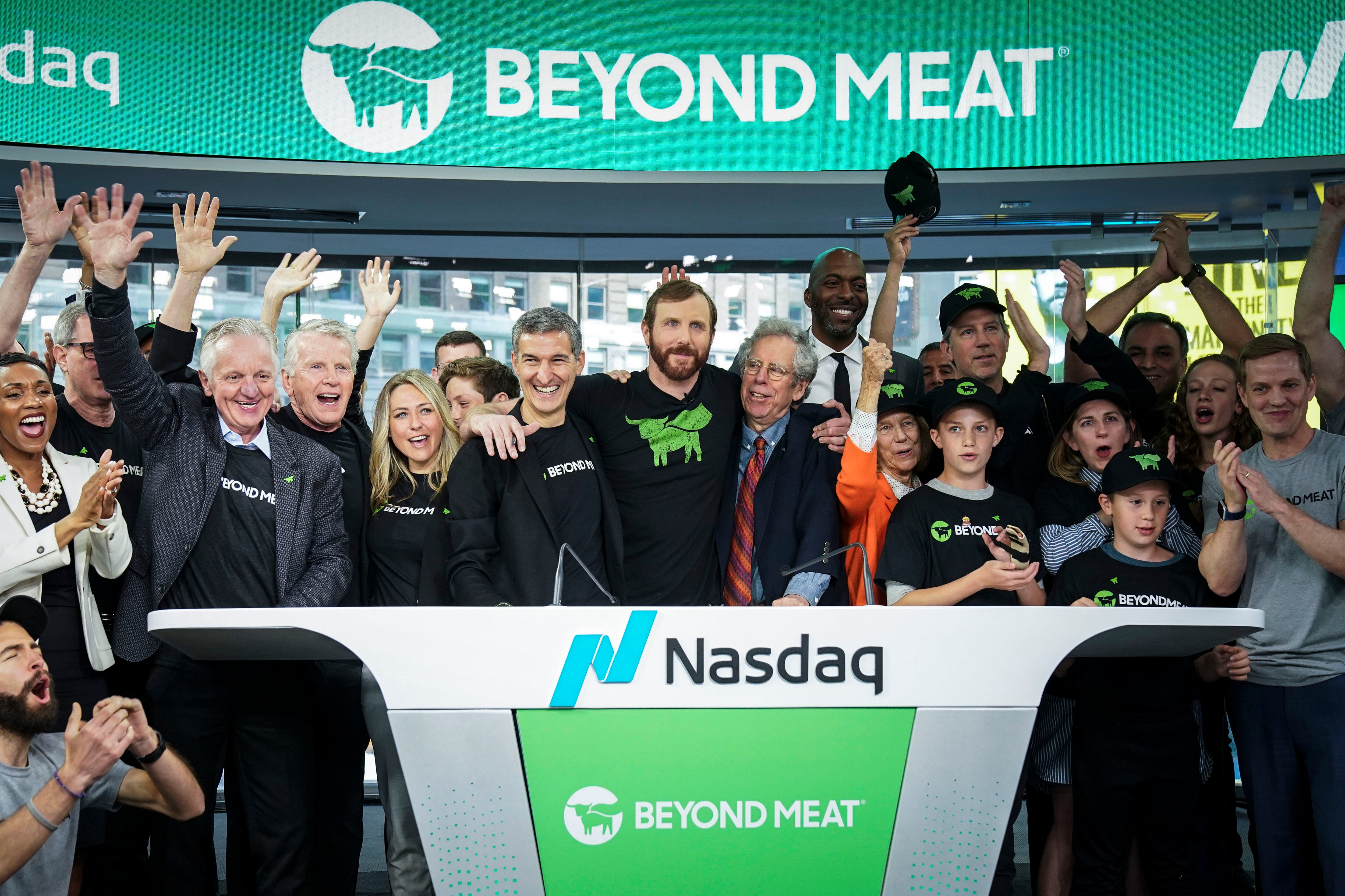 El consejero delegado de Beyond Meat, Ethan Brown, celebra la salida a Bolsa de la empresa en mayo de 2019.