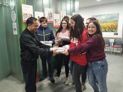 Alumnes de l'escola Vedruna de Vilafranca del Penedès donen uns ordinadors.