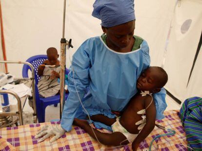 Una madre y su niño enfermo de ébola en Beni, República Democrática del Congo.