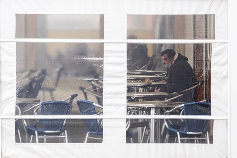 Un cliente se toma un café en la terraza de un bar este jueves en Valladolid.
