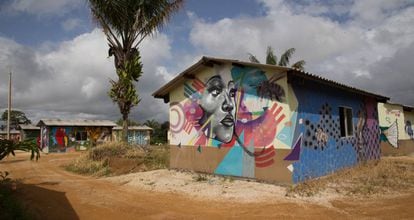 Las paredes de las vivendas de Agua Bonita están decoradas con coloridos murales.