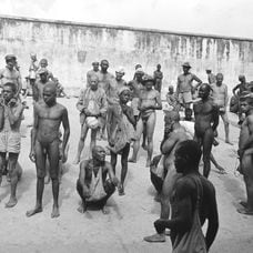 Varios internos del manicomio Colonia en una fotografía tomada en 1959.