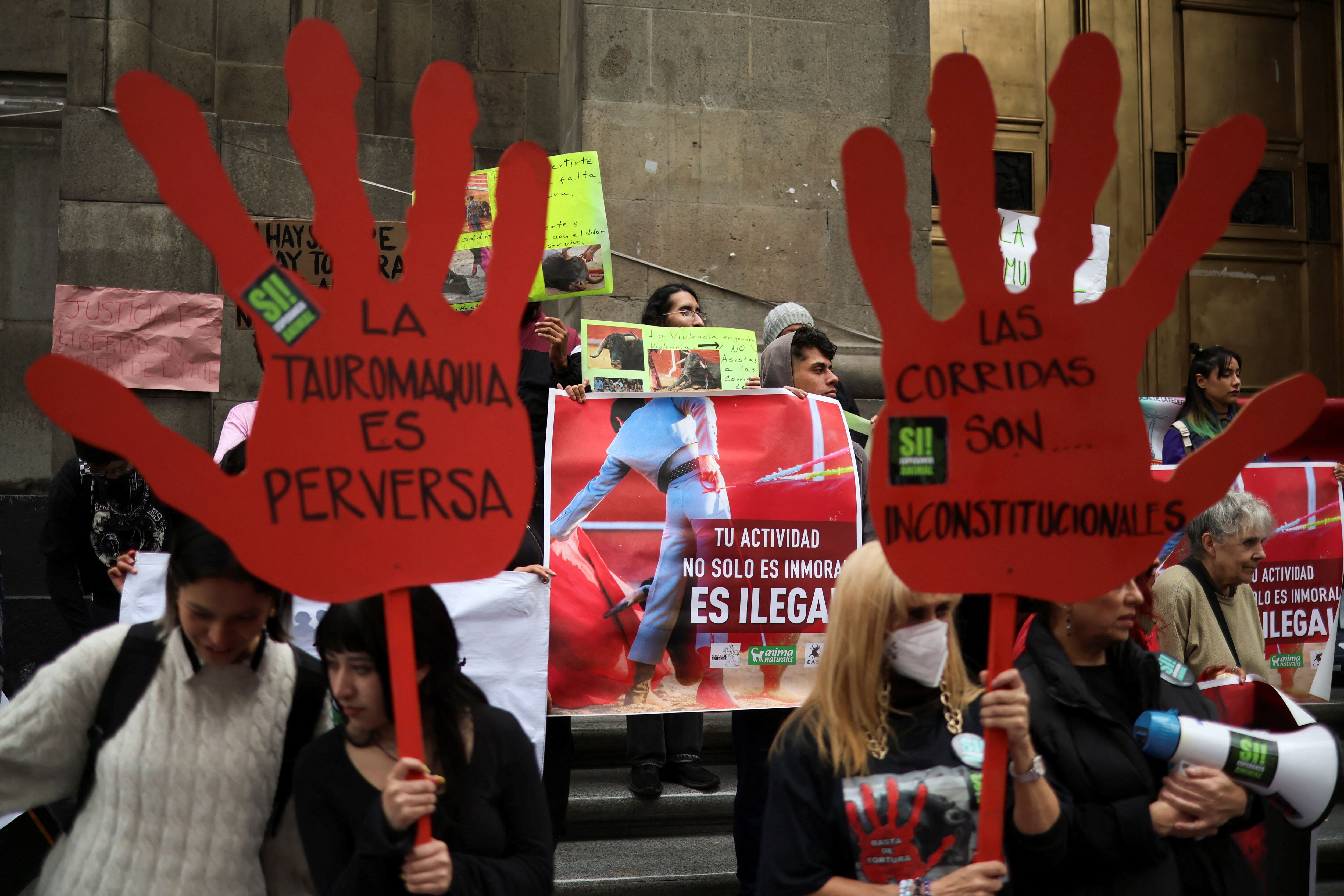 Activistas protestan frente a la Suprema Corte, este 6 de diciembre en Ciudad de México.